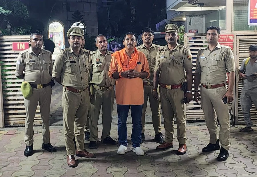 नजरबंदी के दौरान पुलिस के साथ शिशिर चतुर्वेदी.