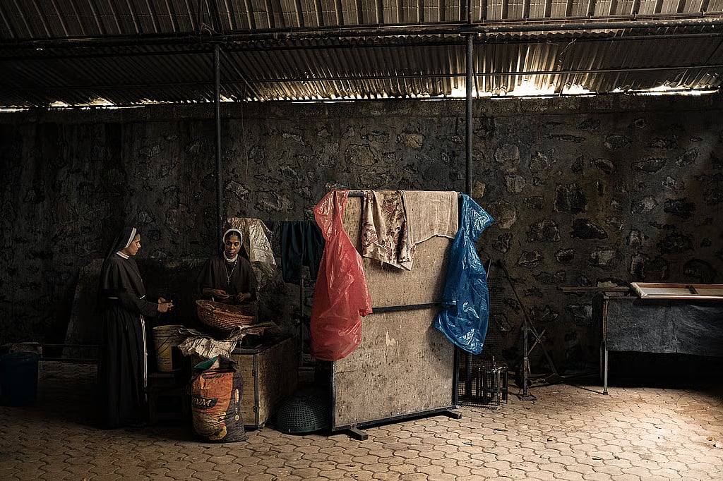 Tamarind being peeled. Photo: Isaac Nico