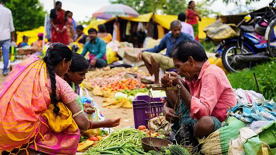 The number of weekly markets has increased in Kalahandi’s Thuamul-Rampur block in recent years, the locals’ purchasing power increased by remittances from other states. Photo: Prajjwal Thakur