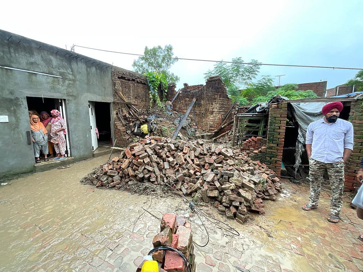 बारिश से ढहा घर का एक हिस्सा