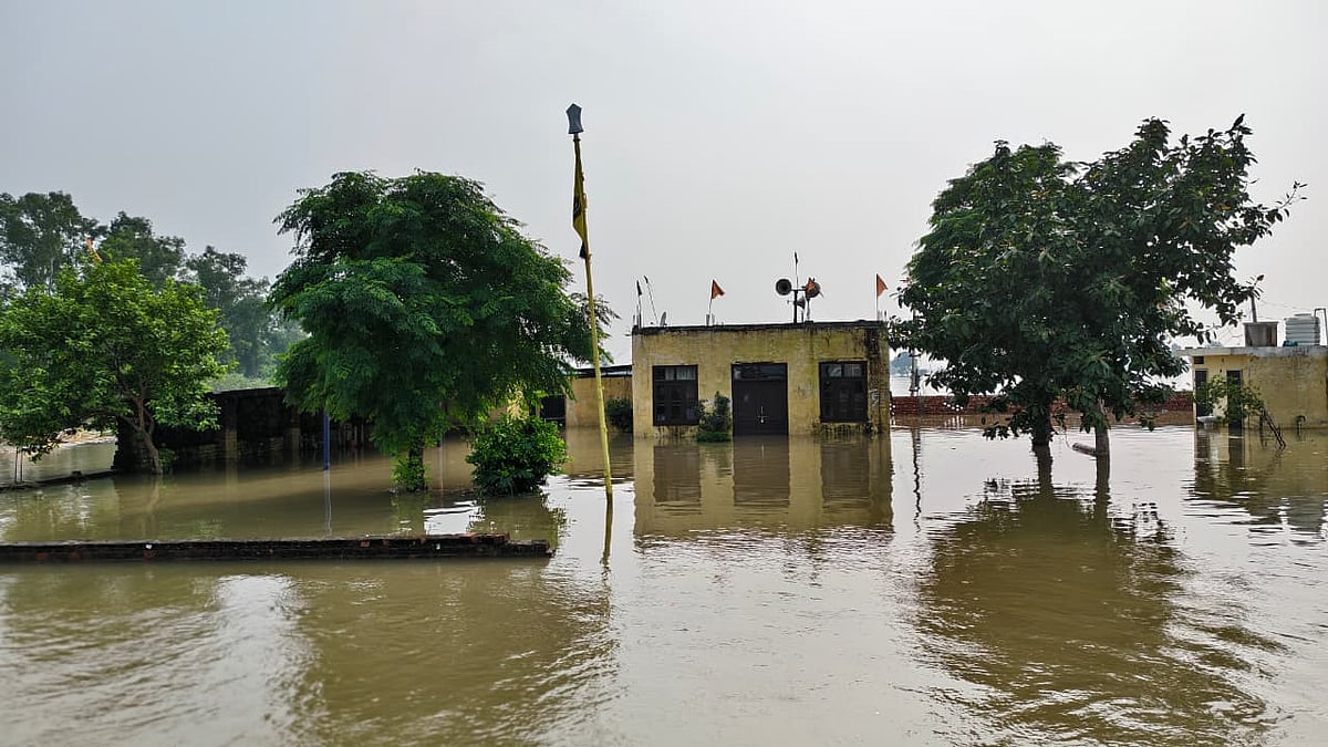 इलाके में भरा बाढ़ का पानी