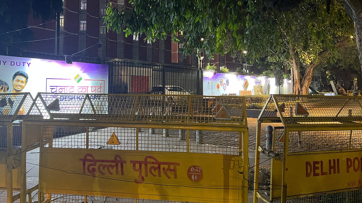 चुनाव आयोग मुख्यालय के बाहर का दृश्य