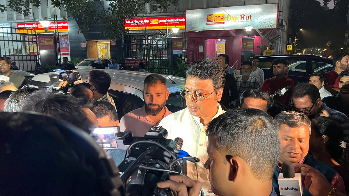 चुनाव आयोग से दूर पीएनबी के सामने पत्रकारों से बात करते नेता.