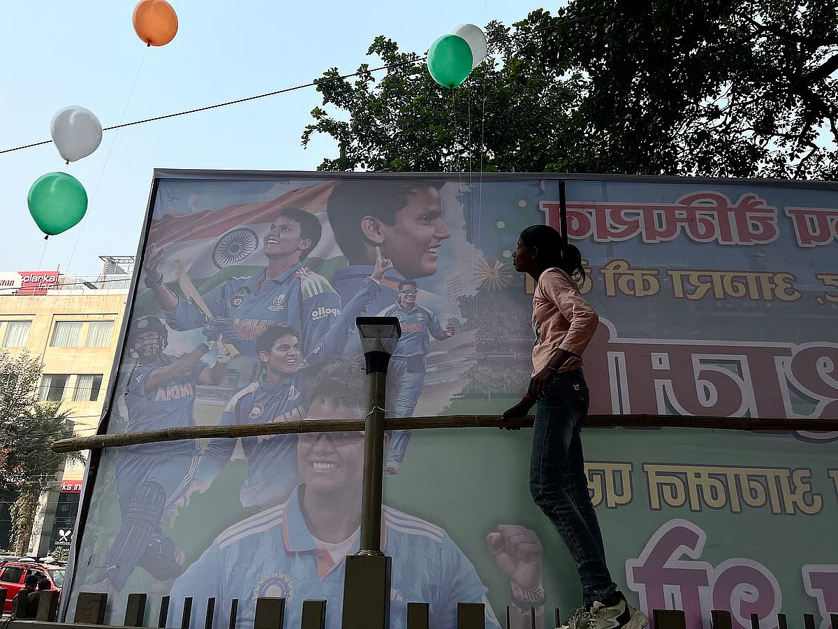 Sreshti waits for Deepti Sharma's road show to begin.