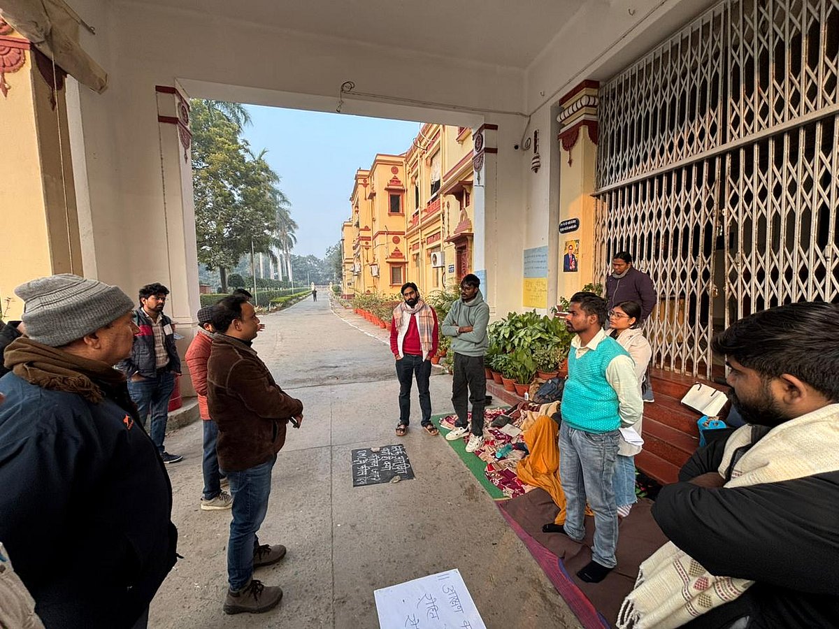 धरनारत छात्रों से बात करते अधिकारीगण.