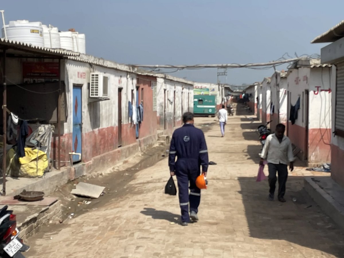 A worker returning to a labour camp at noon after getting his gate pass at the refinery in Panipat. (Anumeha Yadav/The Migration Story)