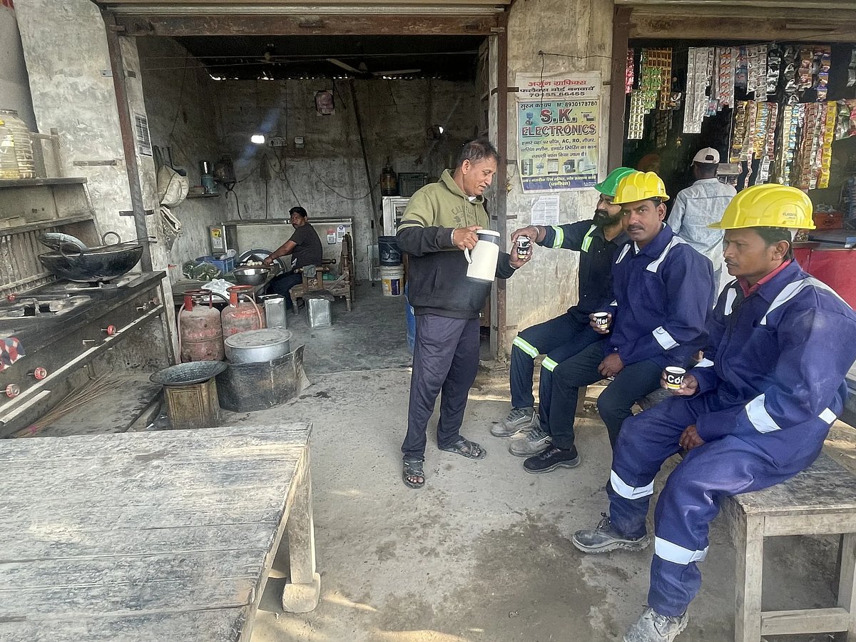 Many workers head to work without any food in the morning and step out for tea at noon, their only break during a 12-hour shift. (Anumeha Yadav/The Migration Story)