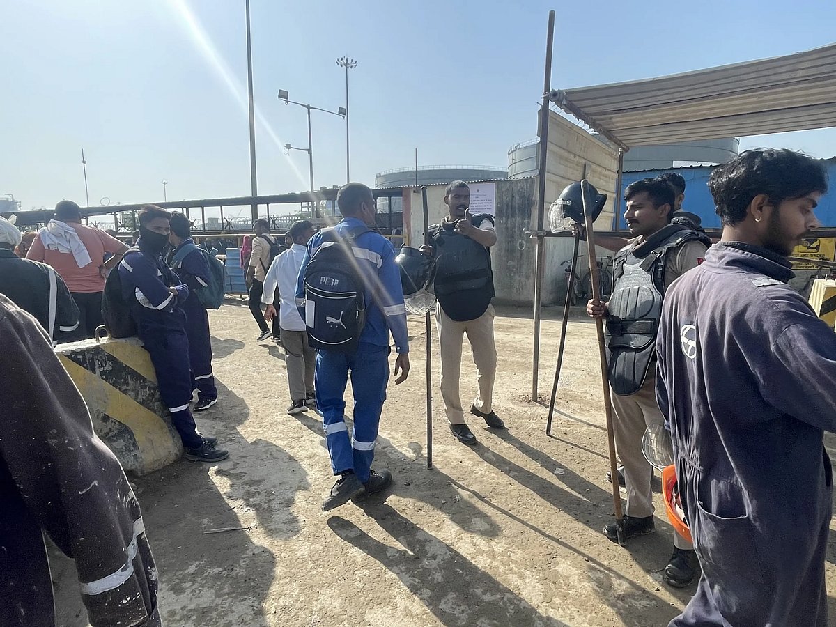 Following the workers’ protests for better wages and work conditions, police presence continues outside the refinery in Panipat. (Anumeha Yadav/The Migration Story)