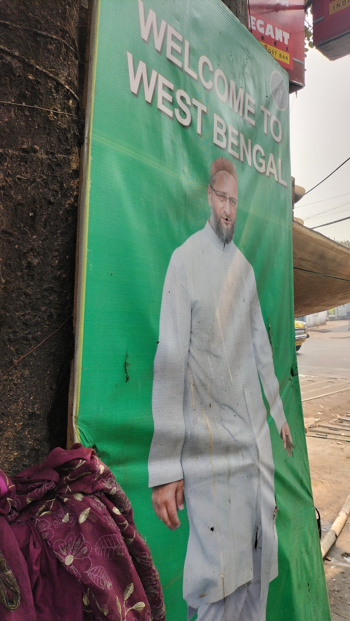 कोलकाता की सड़क पर एआइएमआइएम प्रमुख असदुद्दीन ओवैसी का स्‍वागत करता कटआउट