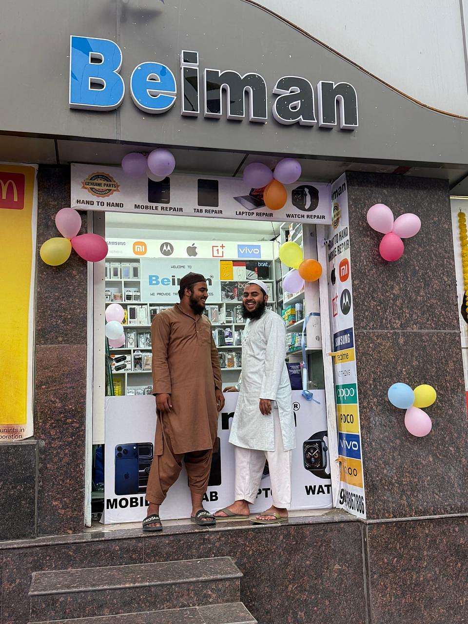 दुकान और फैज़ की तस्वीर.