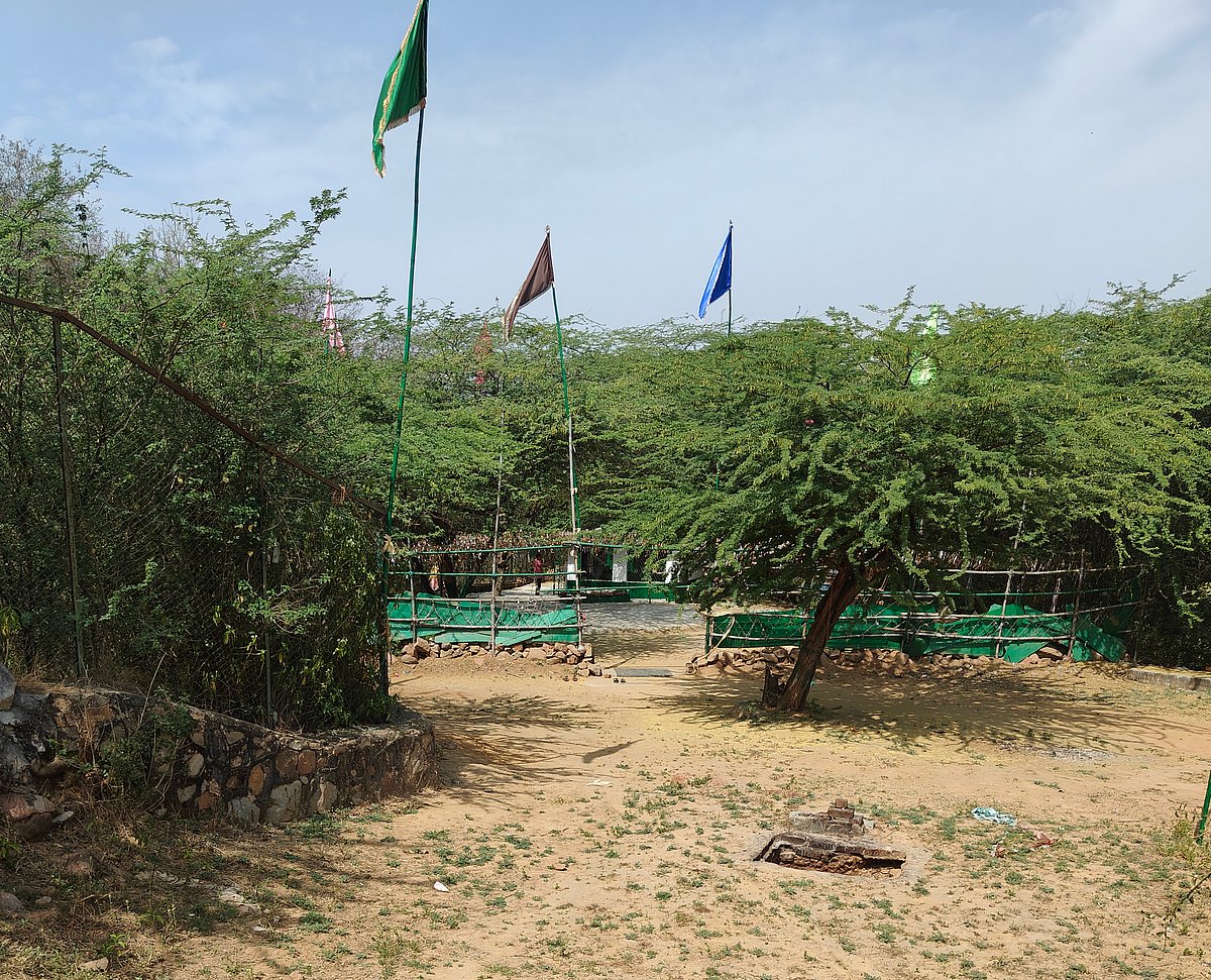 One of the many Sufi pir baba shrines located in the sacred geographies of the ridge. (Photo by Puneet Singh Singhal)