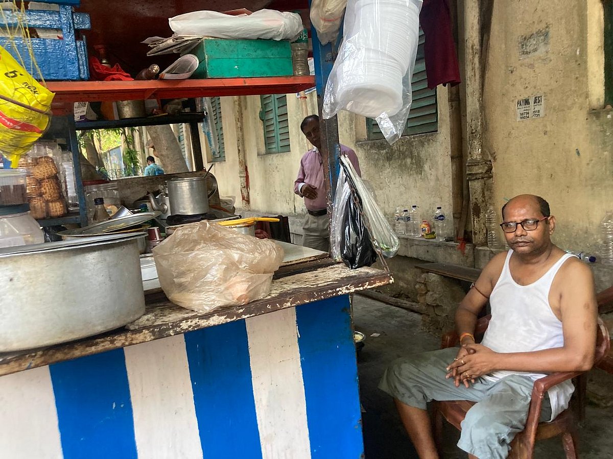 Bapi Das has been serving tea in Bhabhanipur for over 30 years.