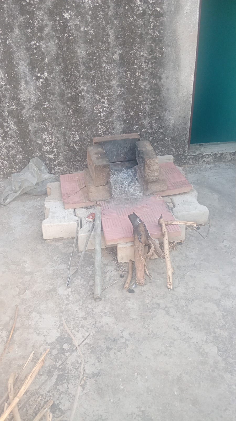 After running out of cooking gas, Divya is forced to cook on a chulha. 