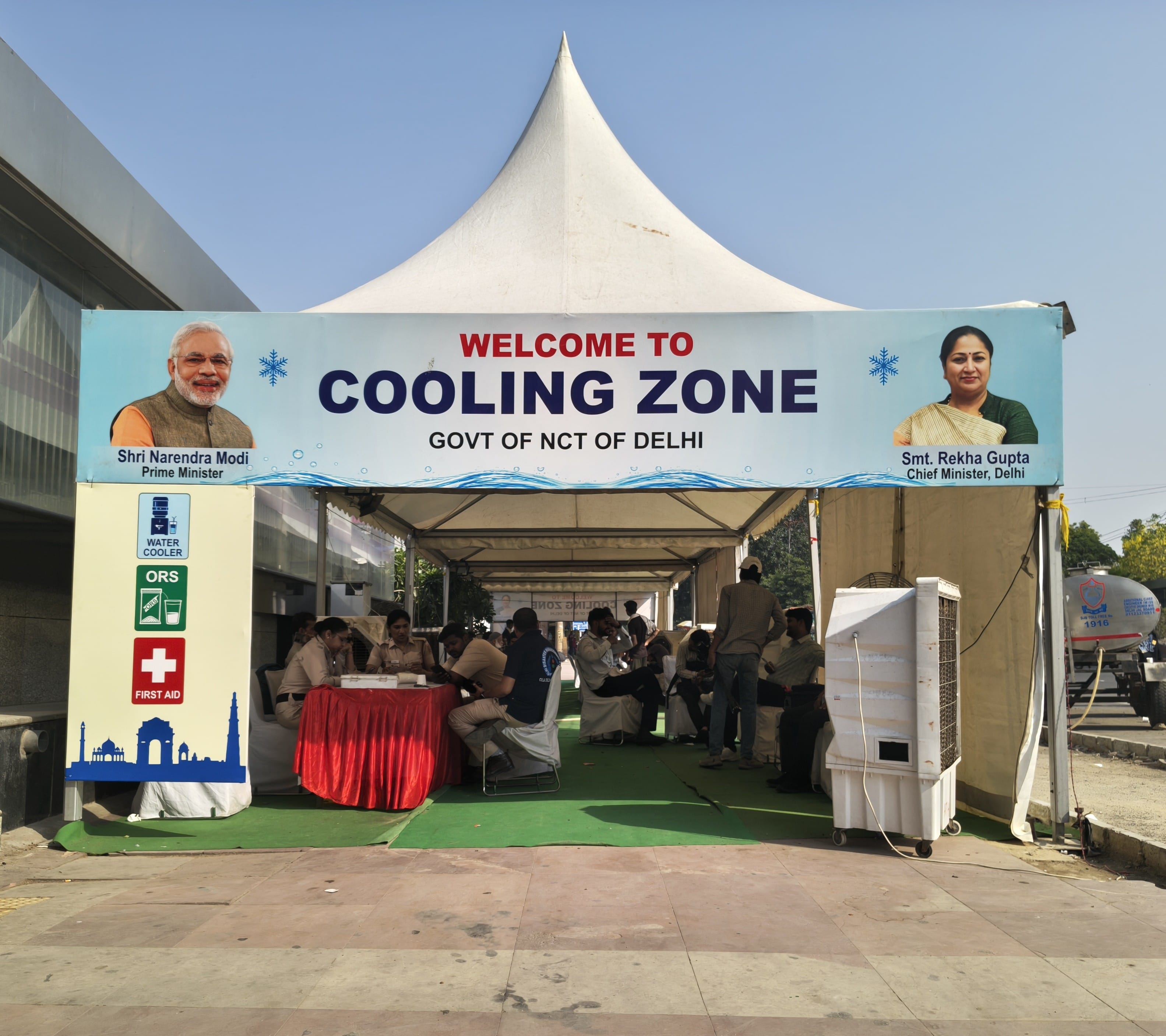 Entrance to the cooling zone near the Jama Masjid metro station.