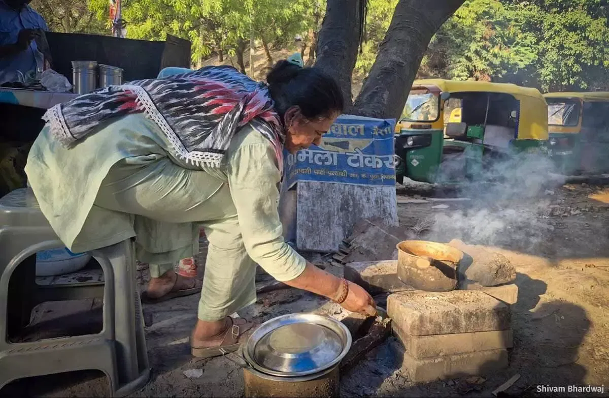 Parveena Khatun prepares tea over a traditional cookstove at her stall in Delhi’s Munirka. The smoke and the summer heat leave her feeling dizzy and restless, and pose severe long-term health risks.