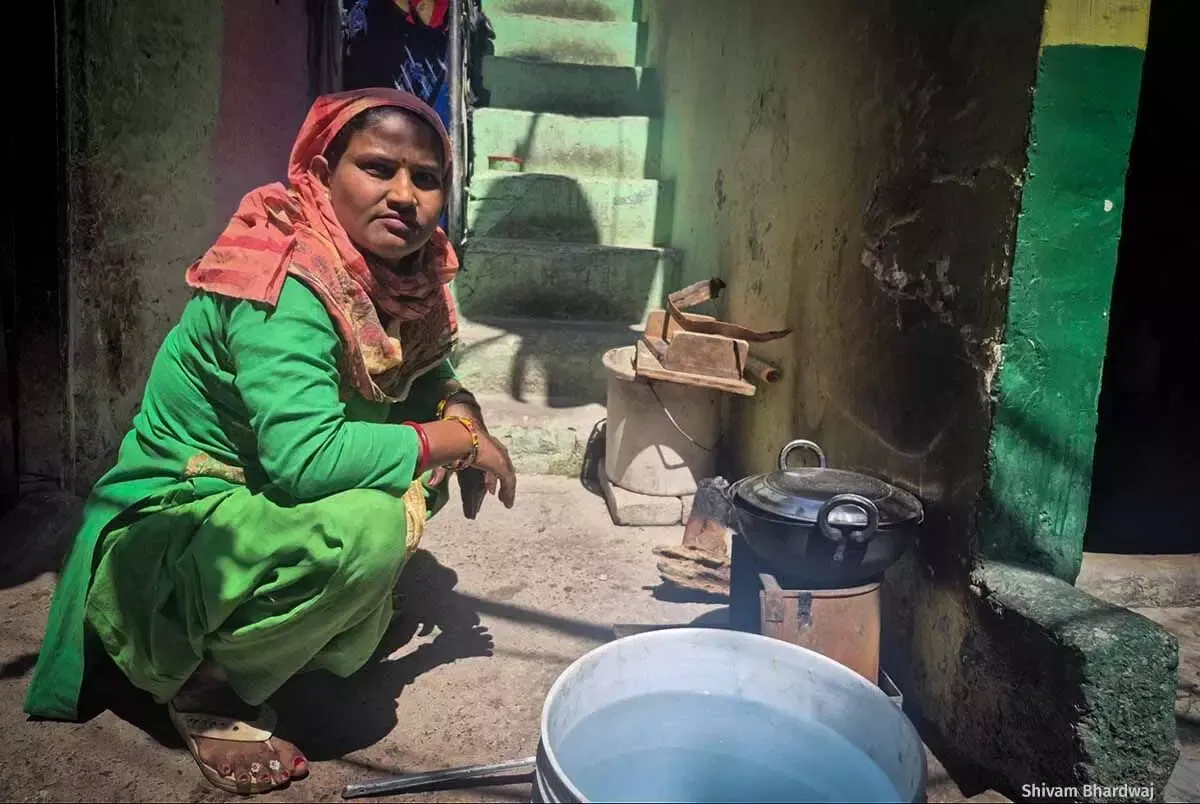 Reena Kumari prepares food on a chulha. As the heavy afternoon sun beats down on the cramped quarters, the heat from the chulha combines with the ambient temperature to create dangerously high levels of heat.