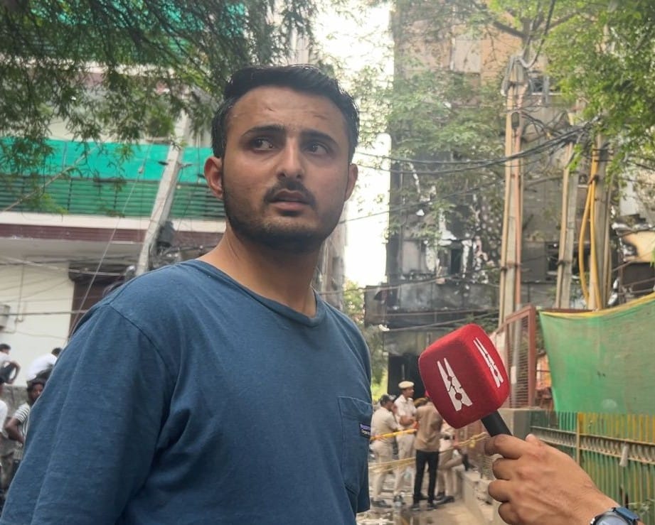 न्यूज़लॉन्ड्री की टीम से बात करते मोहम्मद अफजल