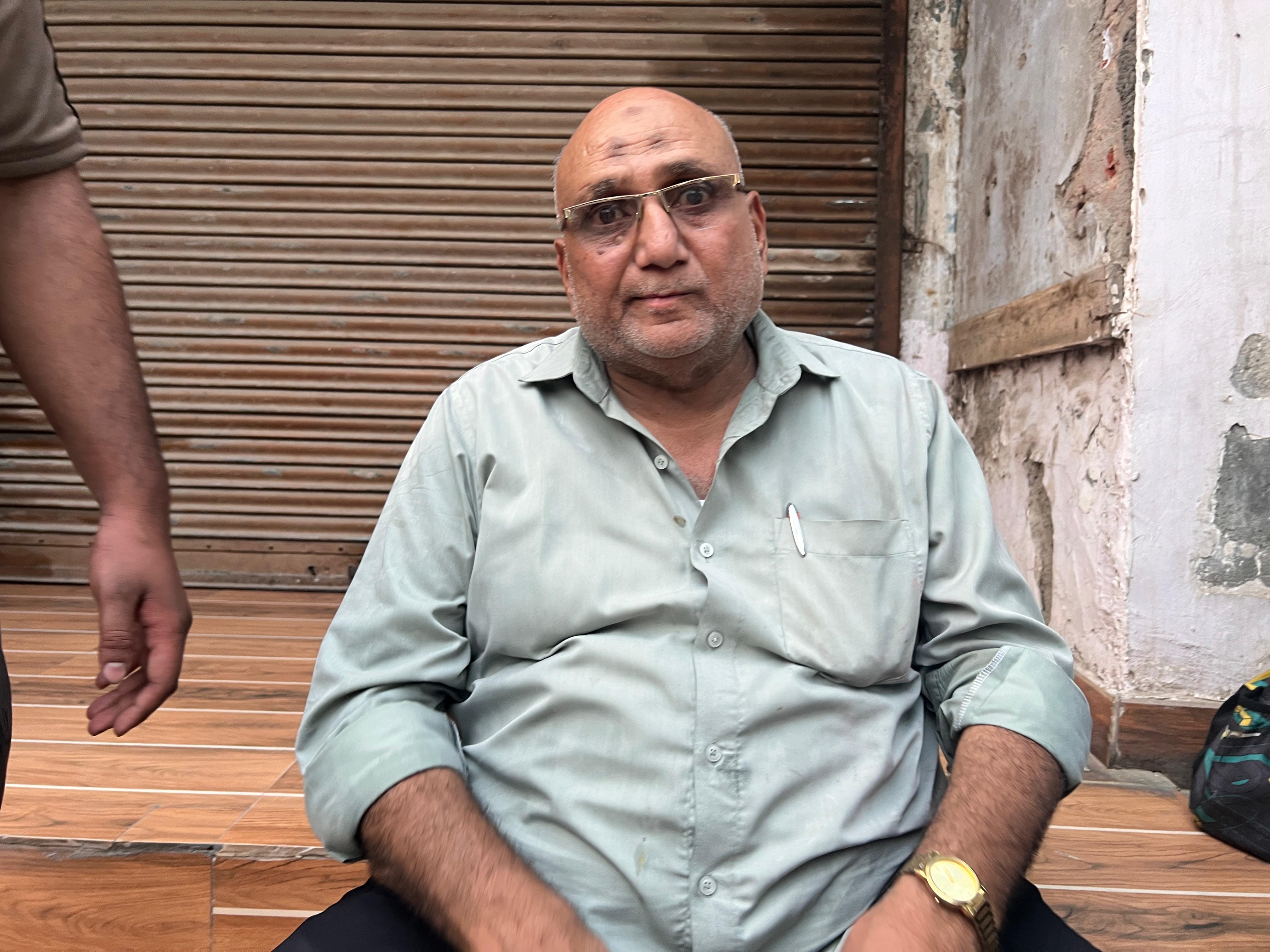 गद्दों की दुकान चलाने वाले रियाजुद्दीन