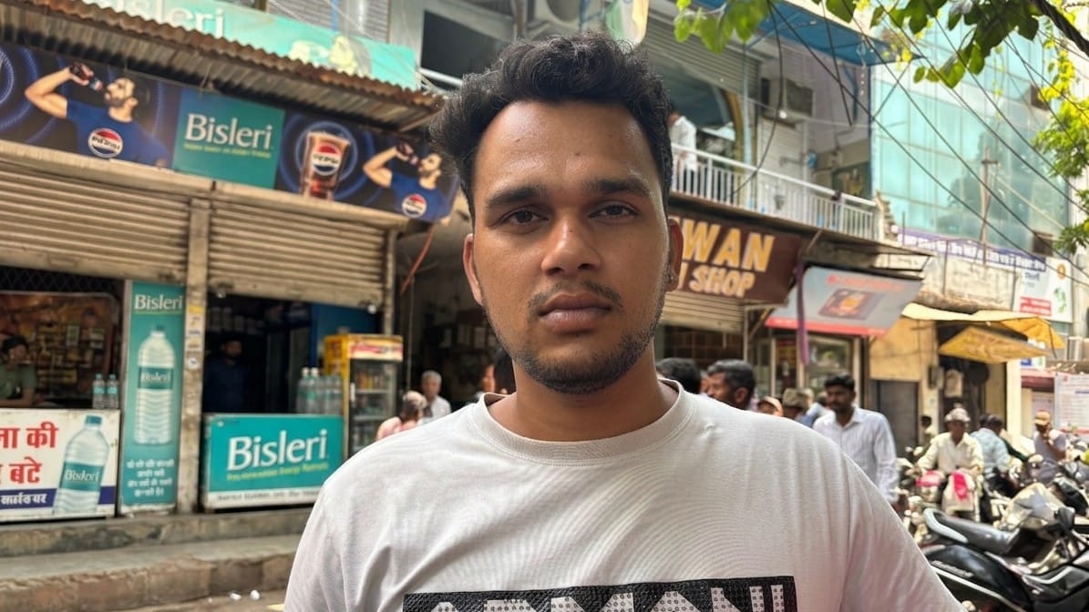 स्थानीय व्यापारी संतोष
