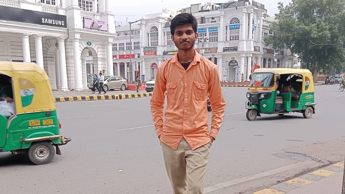 दिल्ली के कनॉट प्लेस में संजय.