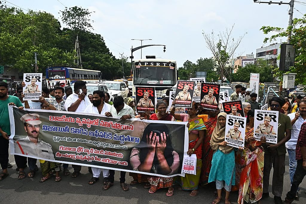 Protest in favour of CI Nagaraju in Krishna lanka