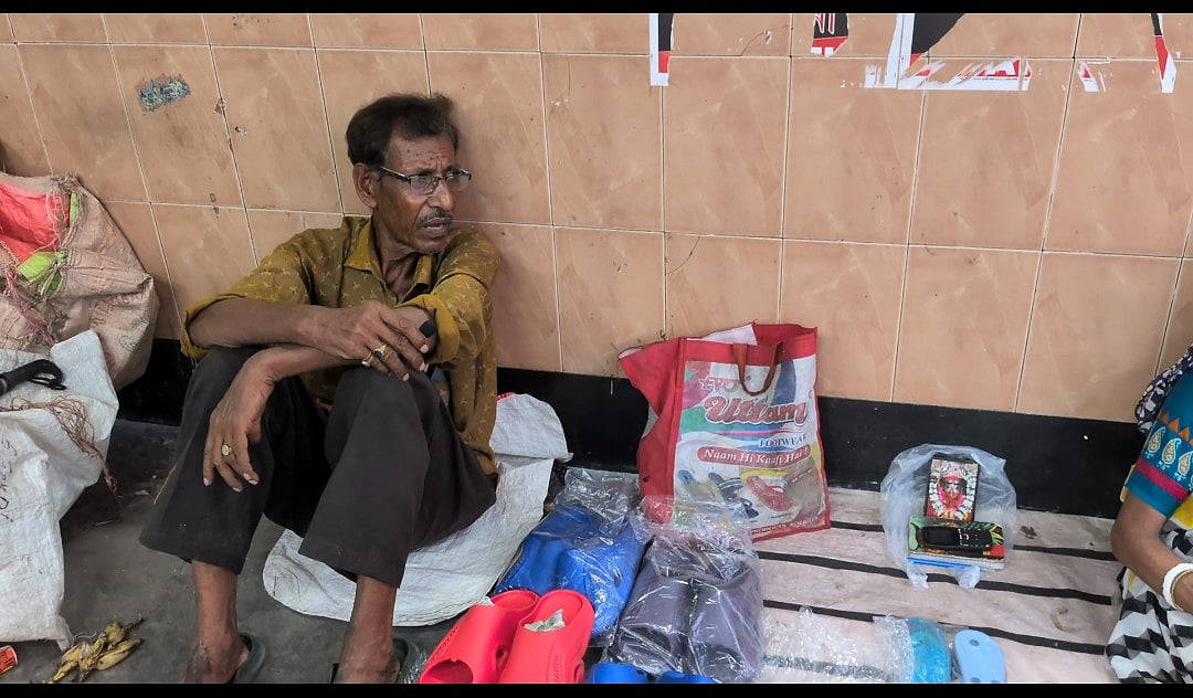 Abdul Sattar doesn’t even have a stall to his name. (Image courtesy Chenab Guha)