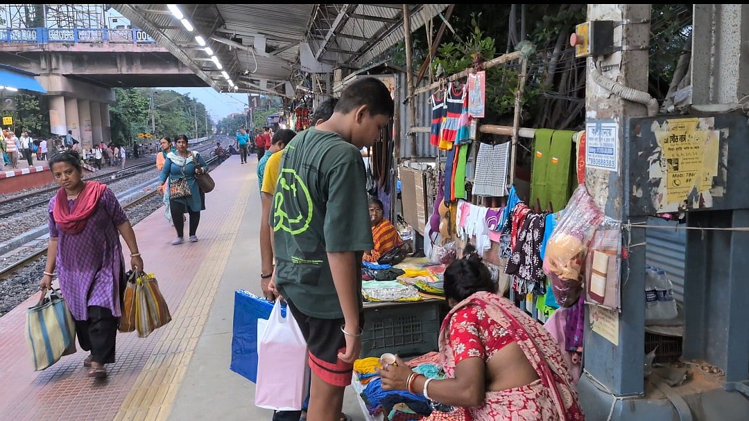 Railway hawkers are not covered under the Street Vendors Act. (Image courtesy Chenab Guha)