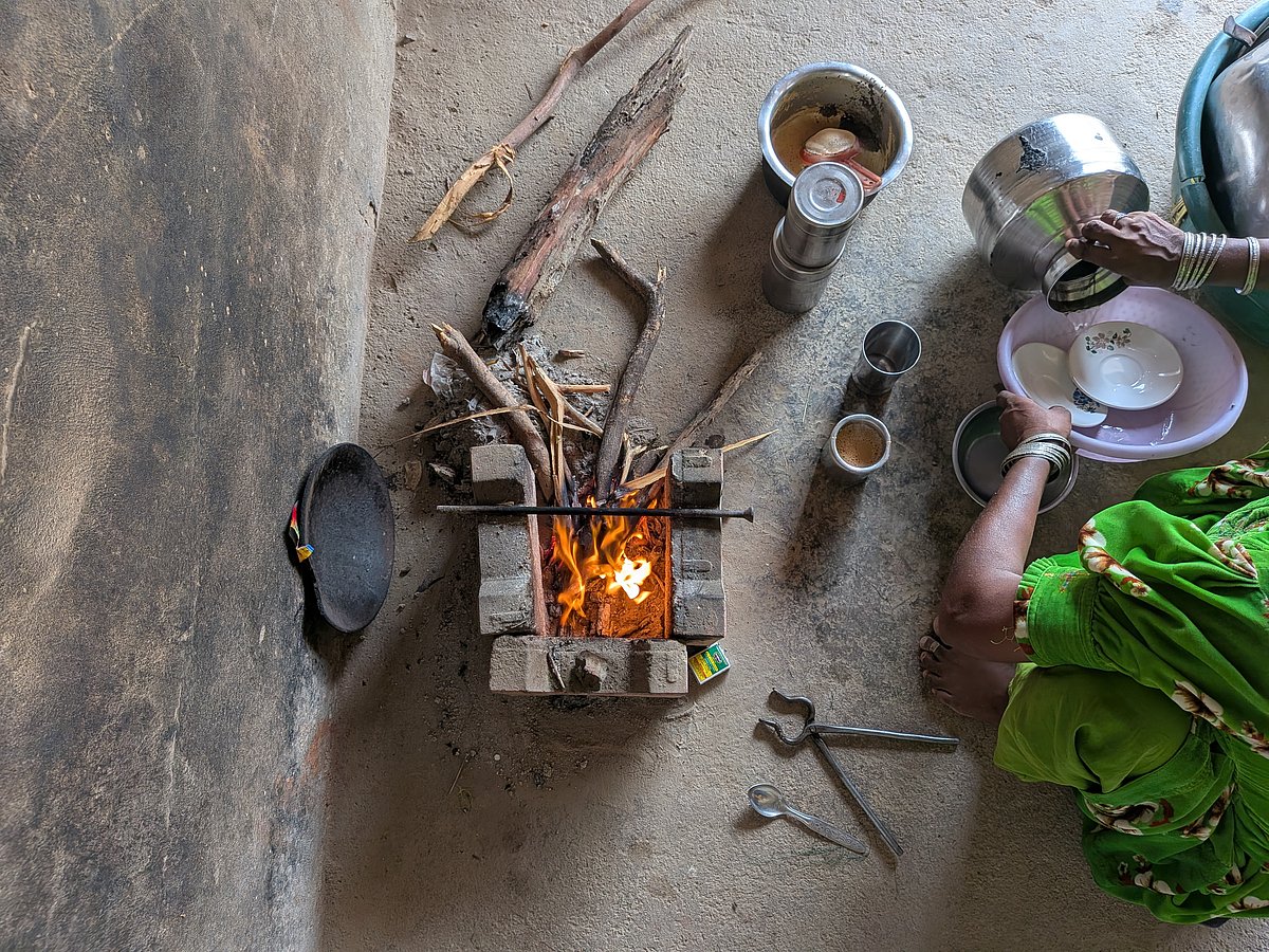 A local woman preparing tea using wood from Prosopis Juliflora.