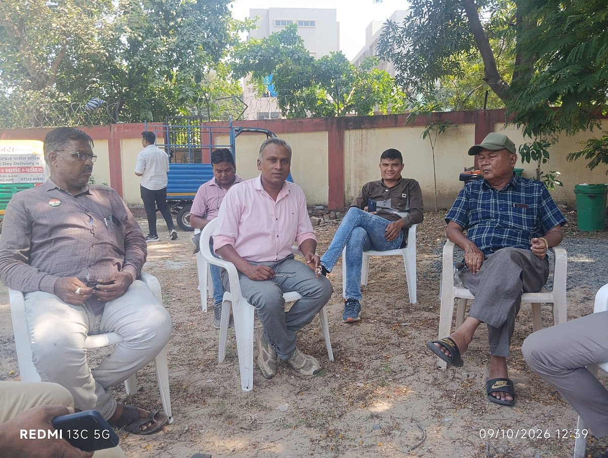 अपने घर पर अश्विन वाघेला (गुलाबी शर्ट में) और पीछे मौजूद क्राइम ब्रांच के अधिकारी
