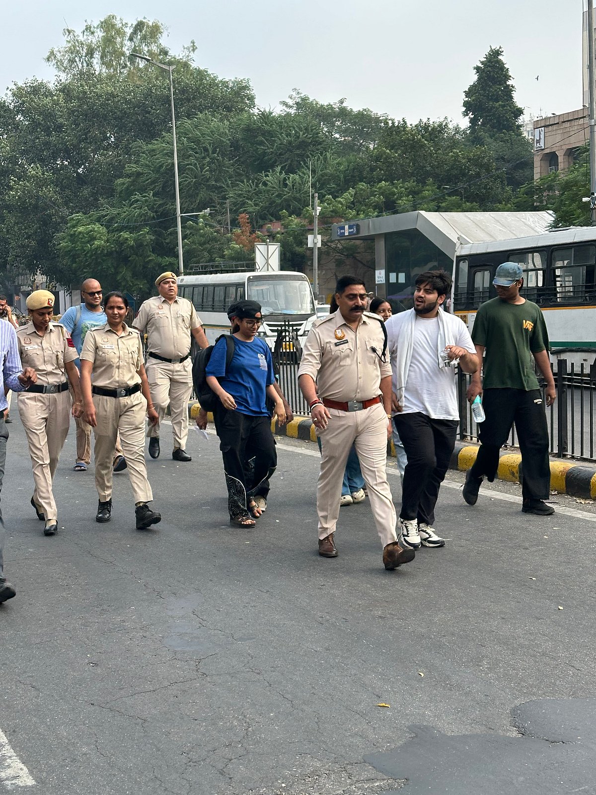 Delhi Police detains Mohini and friends early in the morning at Janpath