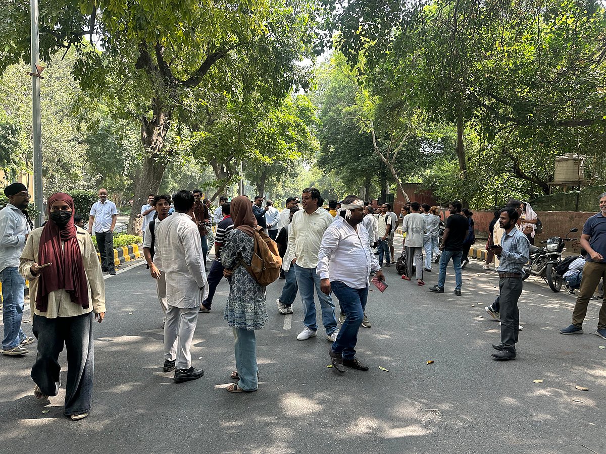A sparse crowd of protestors and media personnels on Tolstoy Marg