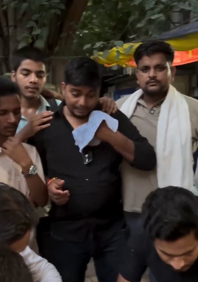 Second from left; next to Hindutva vigilantes Gaurab Kumar and Swatantra Bhardwaj.