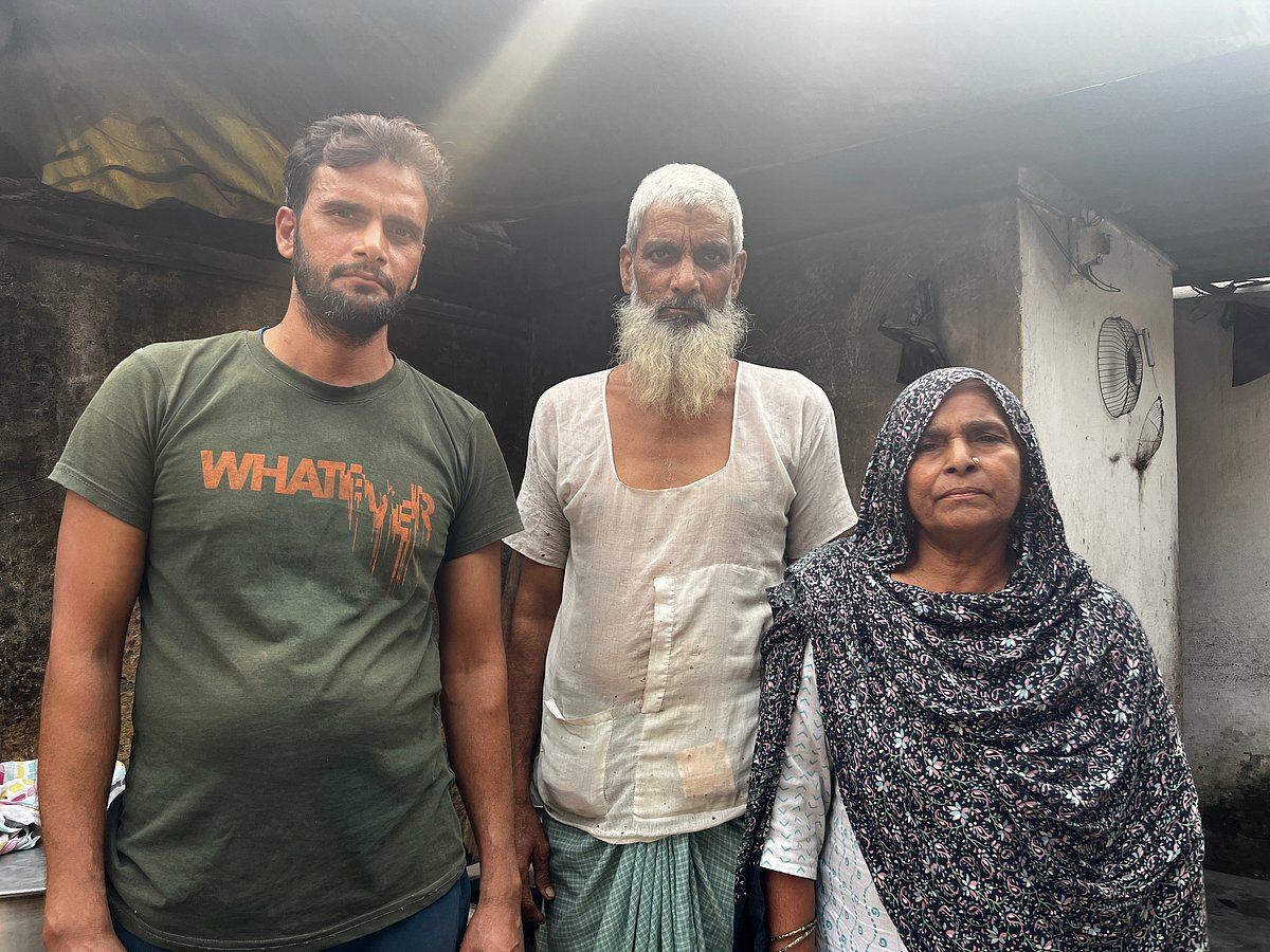 (L-R) Sahid, his father Salim and his mother Kamar Jahan 