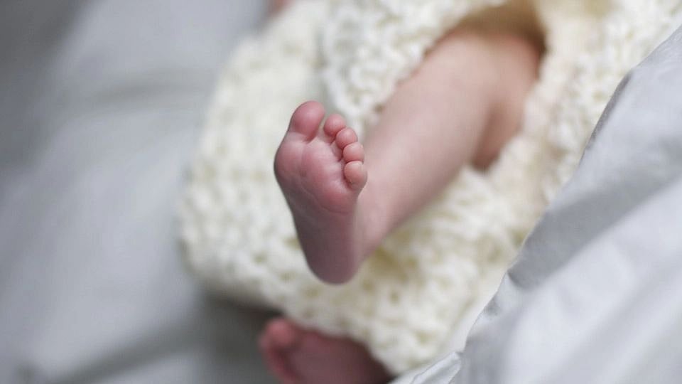 காஷ்மீர்: வாட்ஸ் அப் வீடியோ கால் மூலம் பெண்ணுக்கு பிரசவம் பார்த்த மருத்துவர்கள் - ஏன்?