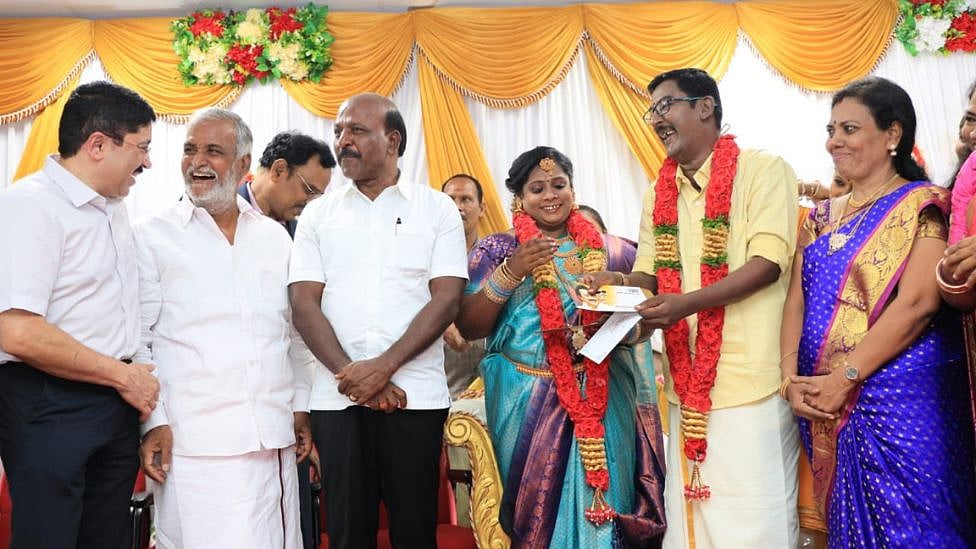 மன அழுத்தம் டு காதல் திருமணம்; காப்பகத்தில் மலர்ந்த காதல் - ஒரு நெகிழ்ச்சி கதை!