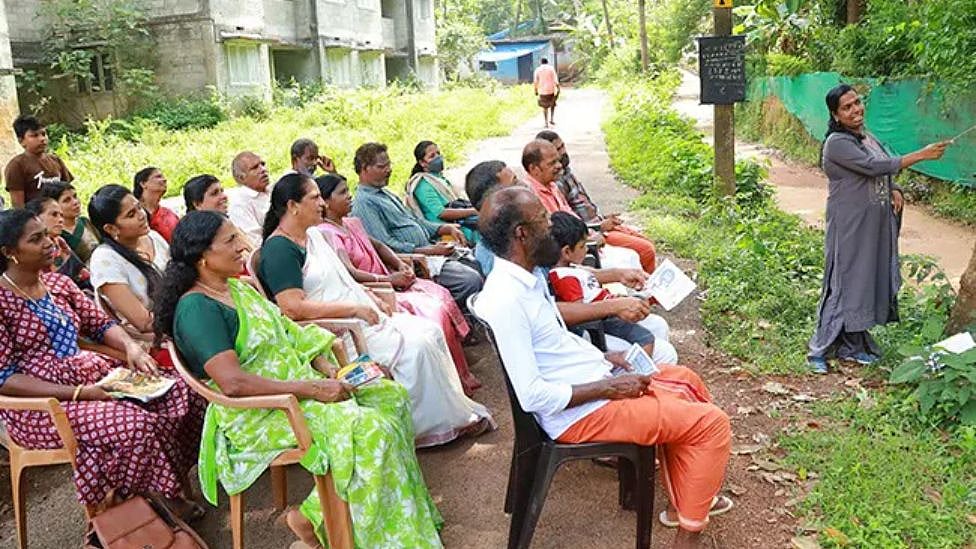கேரளாவில் ஒரு இந்தி கிராமம் : டார்கெட் வைத்து படிக்கும் கிராம மக்கள் - ஏன்?