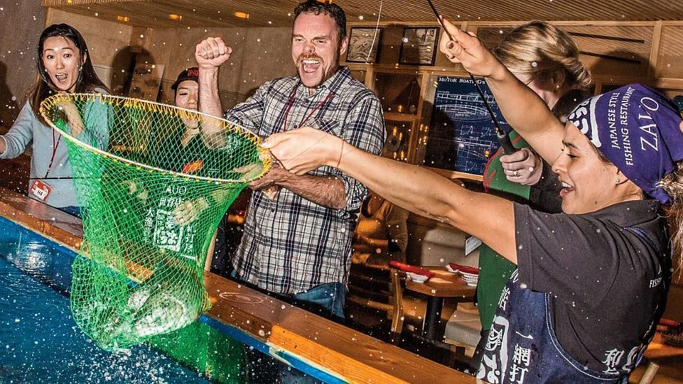 உங்களுக்கான மீனை பிடித்துகொடுத்தால் விலையில் டிஸ்கவுன்ட் - உணவகத்தின் பலே ஐடியா!