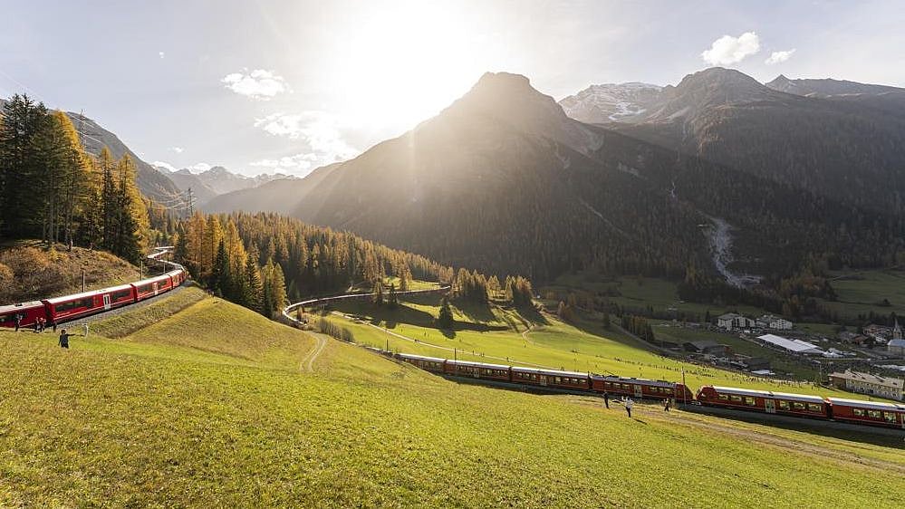 உலகின் மிக நீளமான பயணிகள் ரயில் : 100 பெட்டிகள்; 1.9 கி.மீ நீளம் - எங்கே?