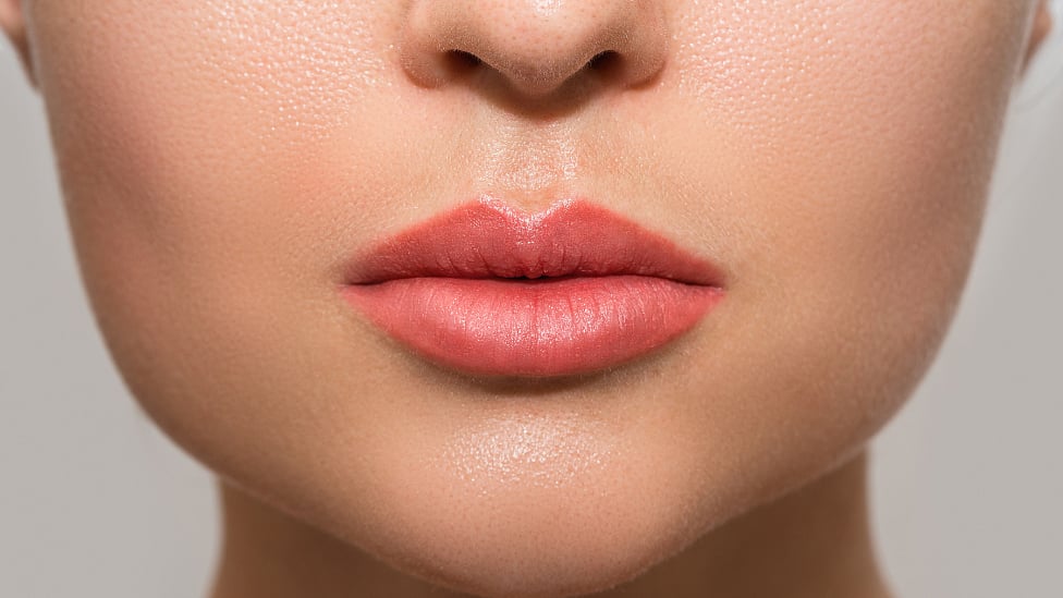 உதடு வெடிப்பு முதல் தோல் வறட்சி வரை : குளிர்கால சரும பிரச்னைகளை எதிர்கொள்ள எளிய வழிகள்!