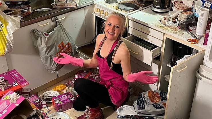 ” ஒரு பைசா கூட வேண்டாம்” உலகம் முழுவதும் பயணம் செய்து மோசமான வீடுகளை சுத்தம் செய்யும் பெண்