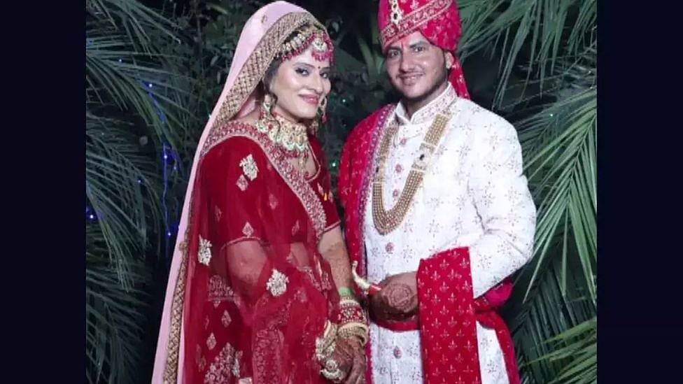 காதலுக்காக பாலினத்தை மாற்றிய பெண் - காதலியை கரம் பிடித்த நெகிழ்ச்சி கதை!