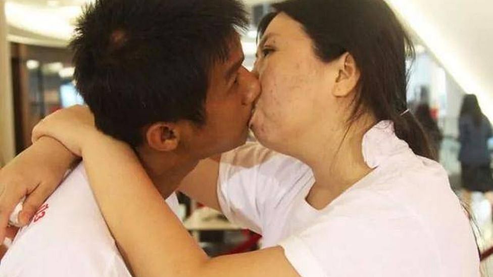 உலகின் நீண்ட முத்தம்: 58 மணி நேரம் முத்தமிட்ட தம்பதி; 8 வருடங்களாக தொடரும் கின்னஸ் சாதனை!