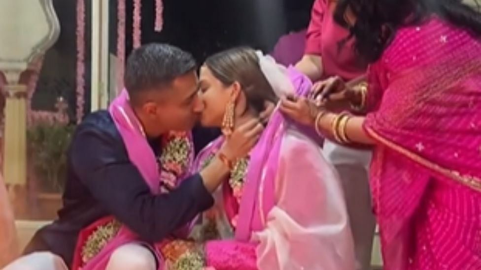 மணமேடையில் வைத்து மணமகனுக்கு லிப் லாக் கொடுத்த மணப்பெண்! நெட்டிசன்கள் ரியாக்‌ஷன் என்ன?