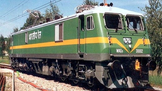 சுரங்கப்பாதை அமைத்து முழு ரயில் எஞ்ஜினையும் திருடிய கும்பல் - எங்கே?