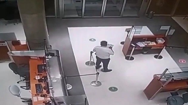 இரவில் தனியாக பேசும் வாட்ச்மேன்: பேய்க்கு மருத்துமனையில் என்ட்ரி - நடுங்கவைக்கும் வீடியோ!