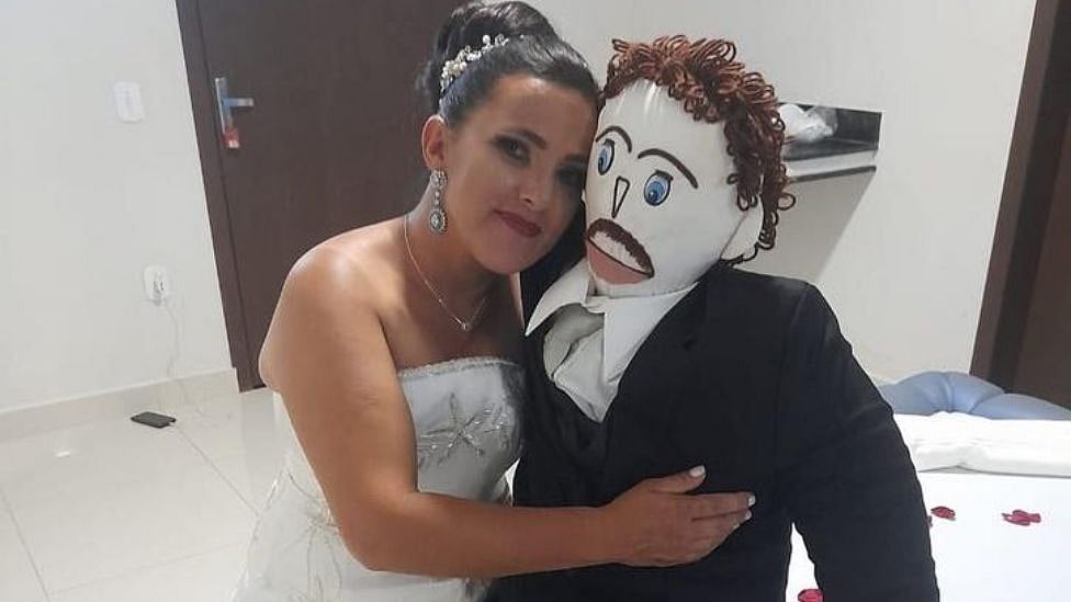 ”என் கணவர் ஏமாற்றிவிட்டார்” - பொம்மையை திருமணம் செய்த பெண் பகீர் புகார்