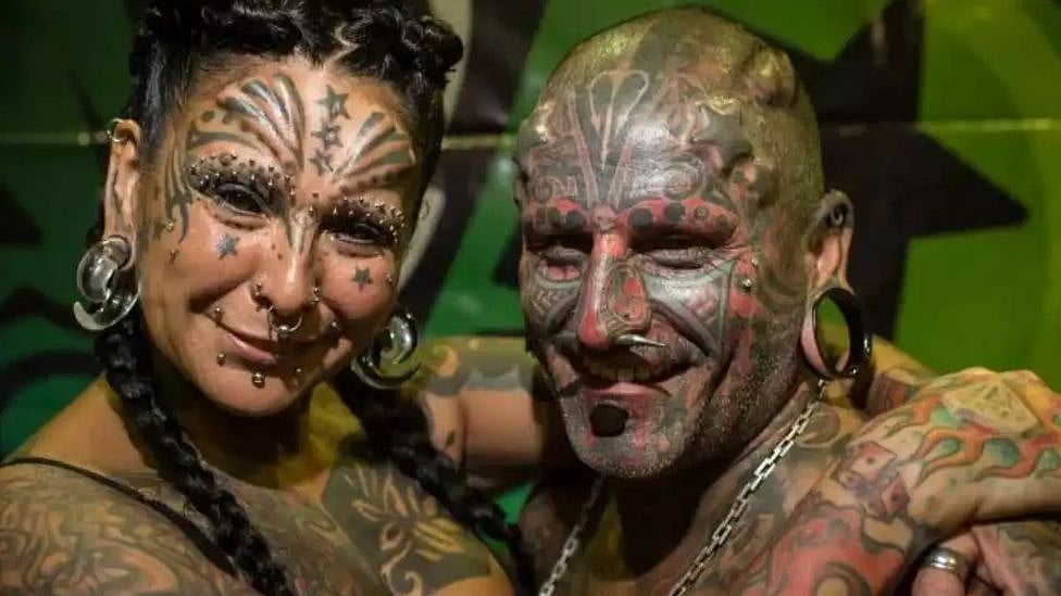 98 டாட்டூக்கள், 84 மாற்றங்கள் : வித்தியாசமான முறையில் கின்னஸ் சாதனை படைத்த தம்பதி!