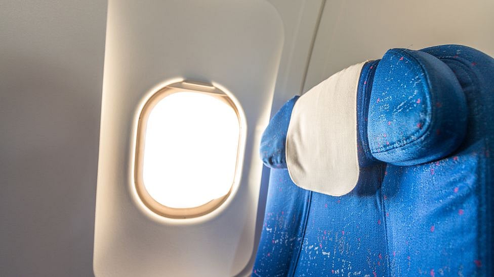 பறக்கும் விமானத்தில் சிகரட் பிடித்த பயணி; பற்றிய தீ - என்ன நடந்தது?