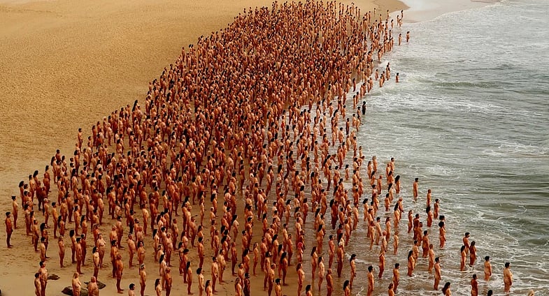 நிர்வாணமாக கடற்கரையில் கூடிய 2500 பேர் - என்ன காரணம்?