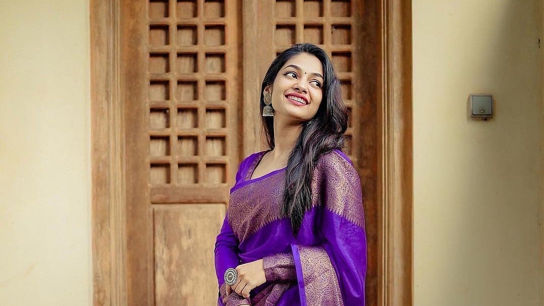 Ivana : ”ஊதா பூவில் ஊற்றிய வண்ணம்” - Violet நிற புடவையில் வசியம் செய்யும் லவ் டுடே நடிகை !